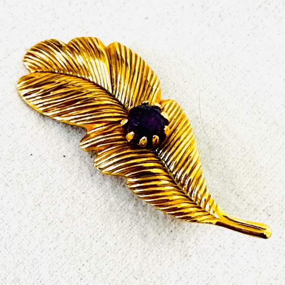 VINTAGE Gold Tone Textured Feather Brooch Pin with Faceted Amethyst Stone - Picture 1 of 10